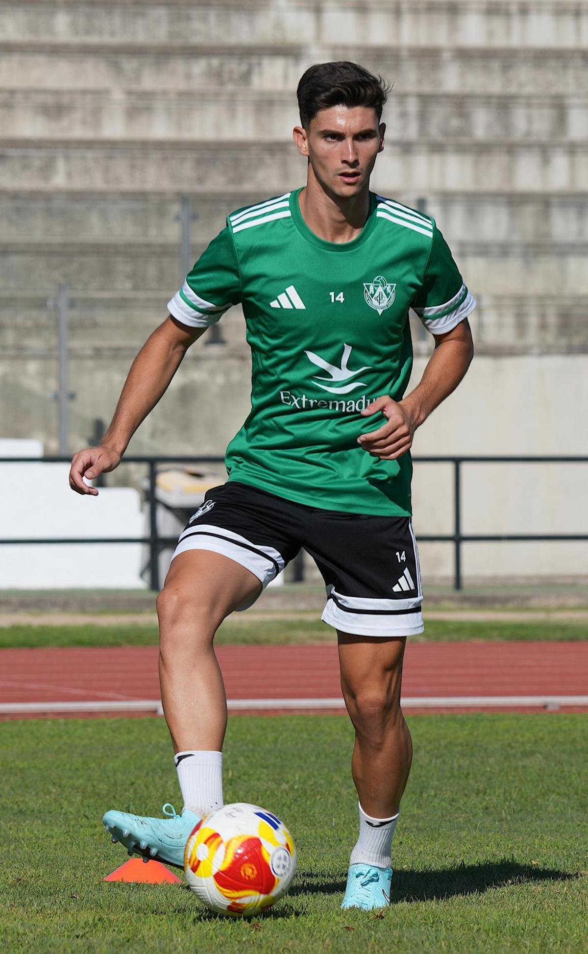 Marchena, con la camiseta del Cacereño.