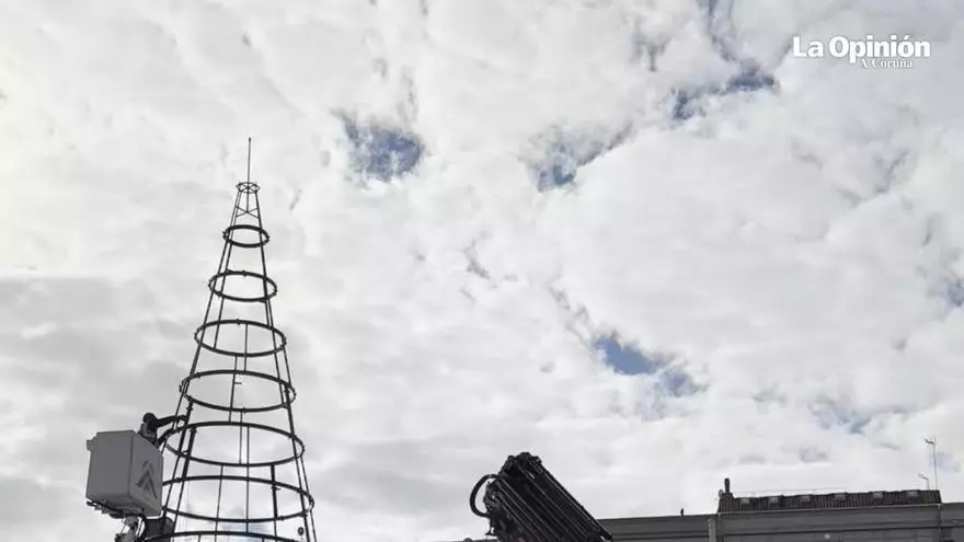 Comienza el montaje del gran árbol de Navidad de María Pita