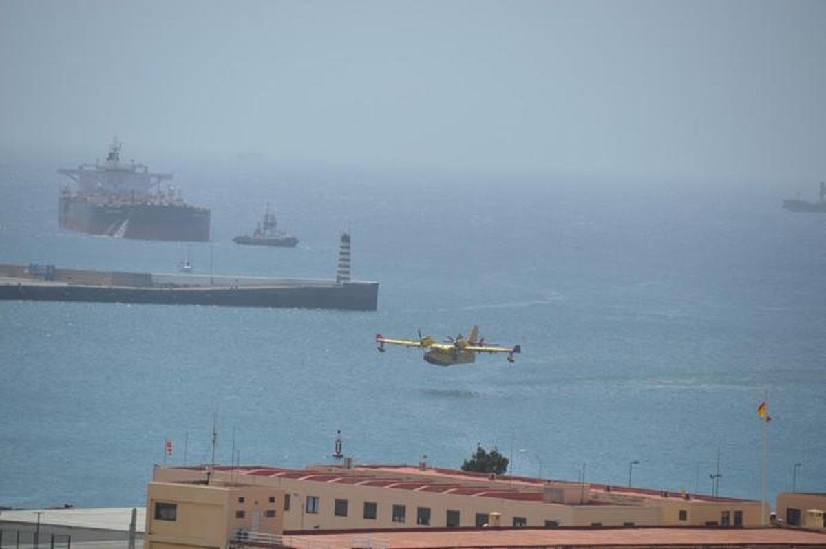 Los hidroaviones cargan agua en el Puerto de Las Palmas - Incendio Gran Canaria 2019