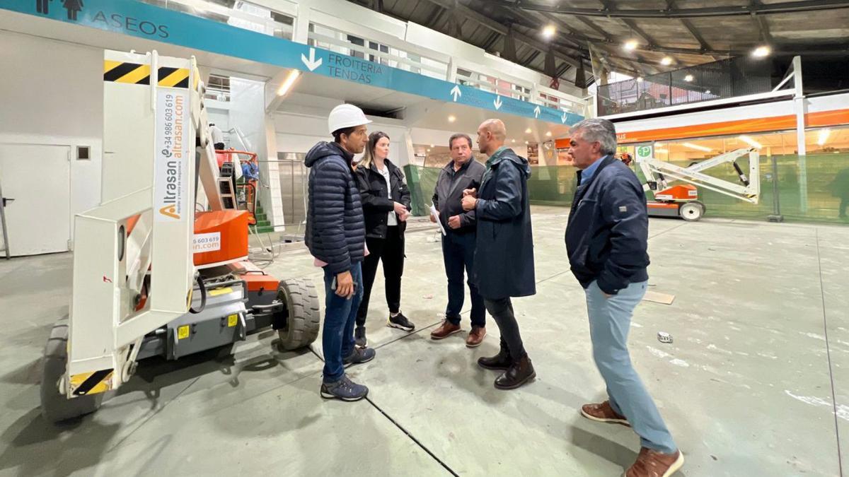 Alcalde y concejales supervisan el inicio de los trabajos en la plaza de abastos de Porriño.