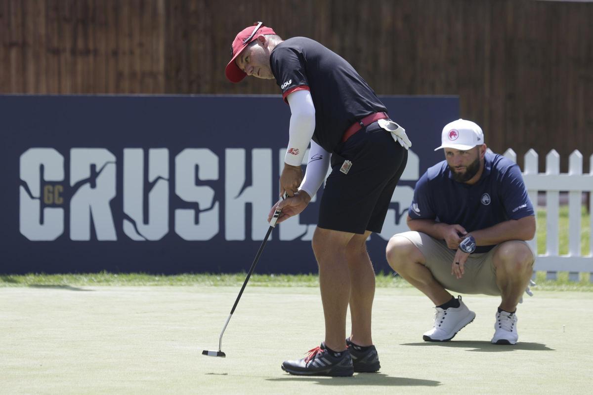 Jon Rahm observa a Sergio García practicando el putt en Valderrama
