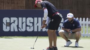 Jon Rahm observa a Sergio García practicando el putt en Valderrama