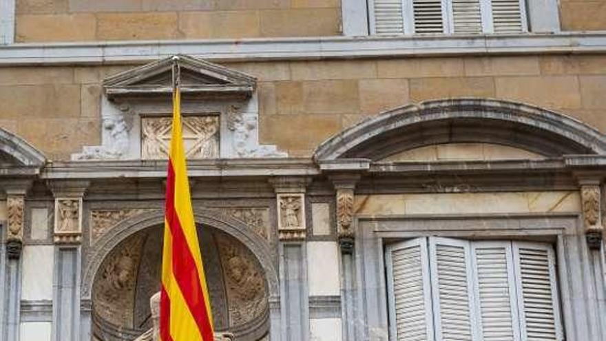 Lazo amarillo en la fachada del Ayuntamiento de Barcelona. // E.P.