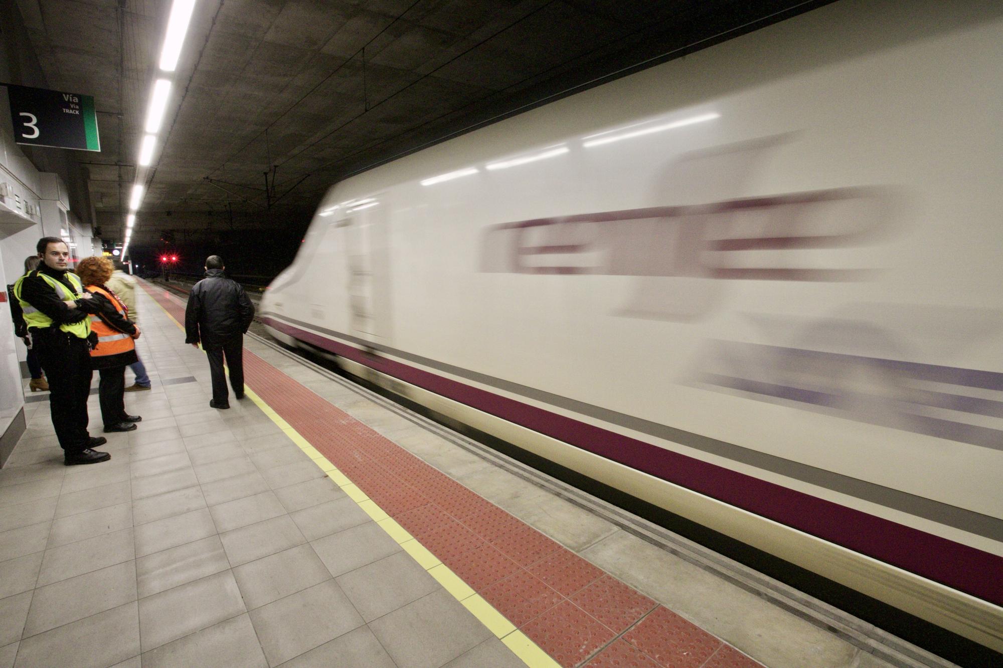 Así ha sido el primer día del AVE Murcia-Madrid y de Cercanías Avant en la estación del Carmen