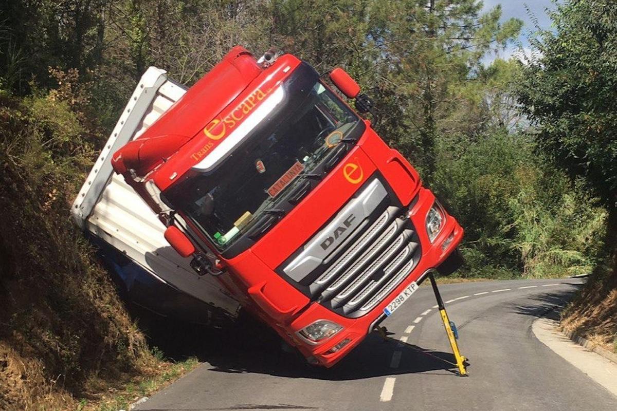 Un camió bolcat al mig de la carretera GI-531 el novembre passat