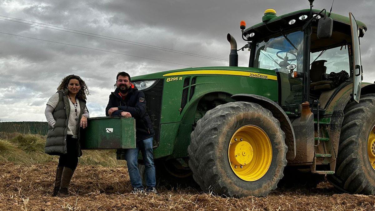 La gestora de Negocio Agrario de Épila, Ana Carvajal, junto a Antonio Martínez, agricultor.