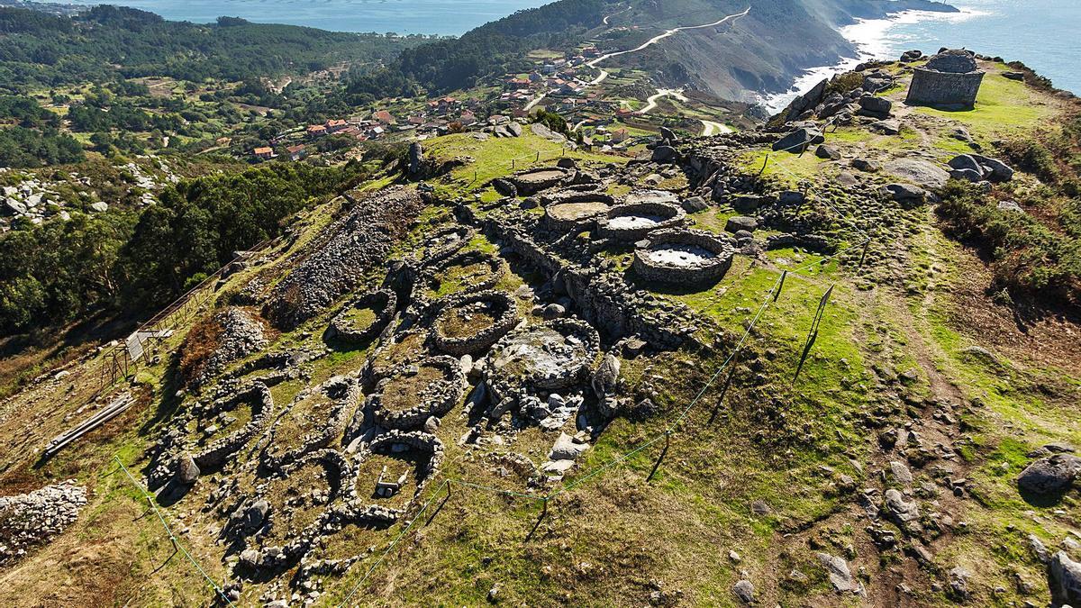  Vista aérea do facho de Donón, situado na costa do concello de Cangas, coas Illas Cíes ao fondo.