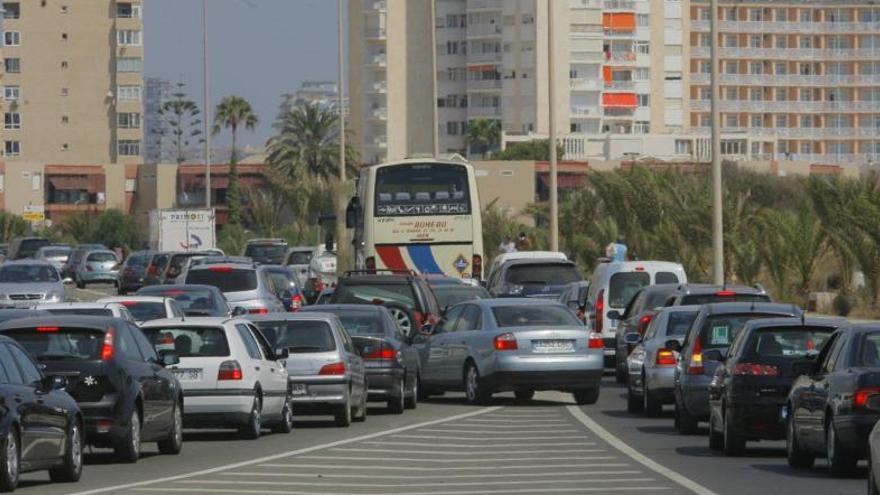 Atascos producidos en la entrada de la Gran Vía de La Manga.