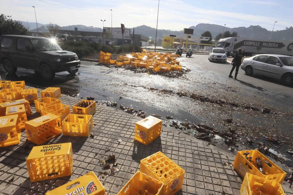 Un camión cargado de botellines de cerveza pierde su mercancía en Xàtiva