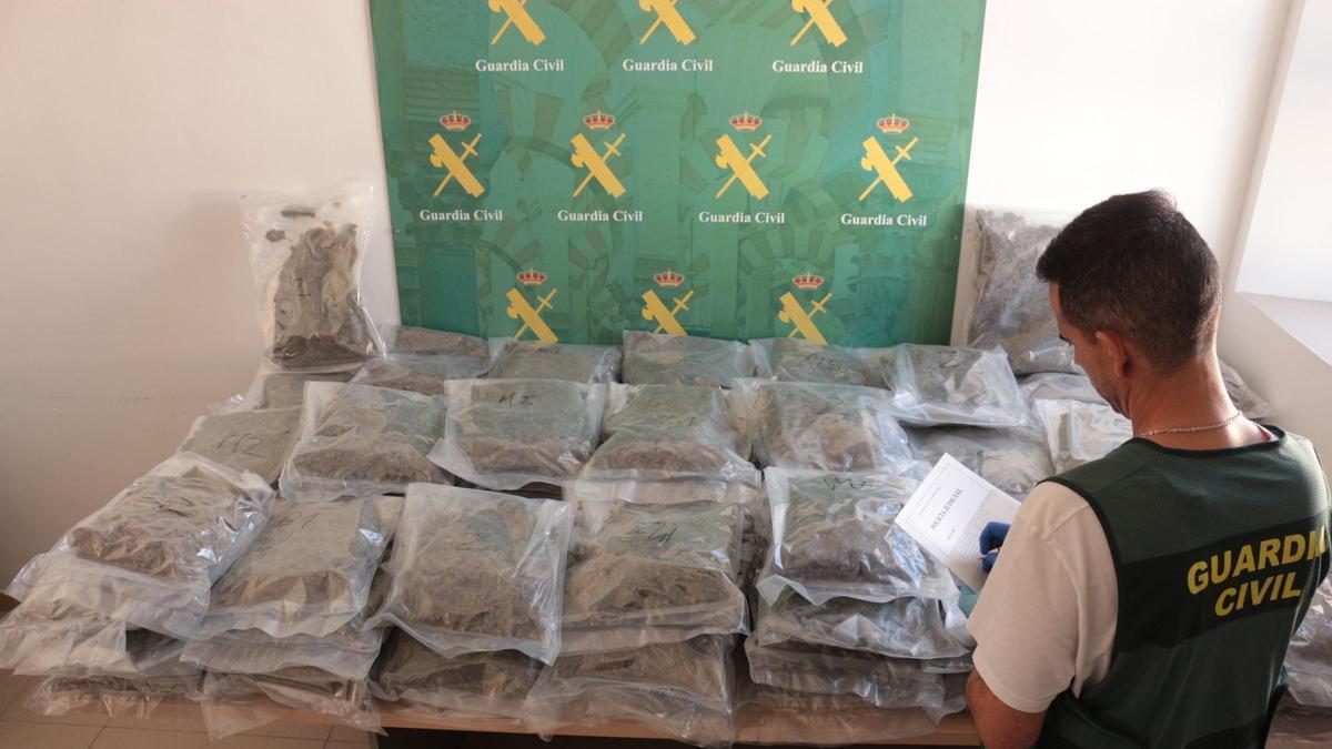 Un vehículo de alta gama abandonado en Córdoba con 100 kilos de marihuana acaba con la detención de cinco personas que pertenecían a una red criminal