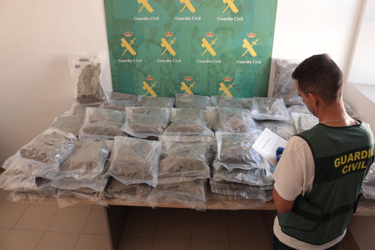 Bolsas de marihuana incautadas por la Guardia Civil.