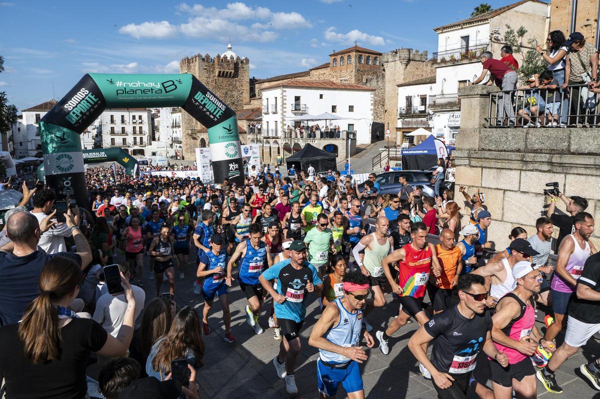 Las mejores imágenes de la Media Maratón de Cáceres