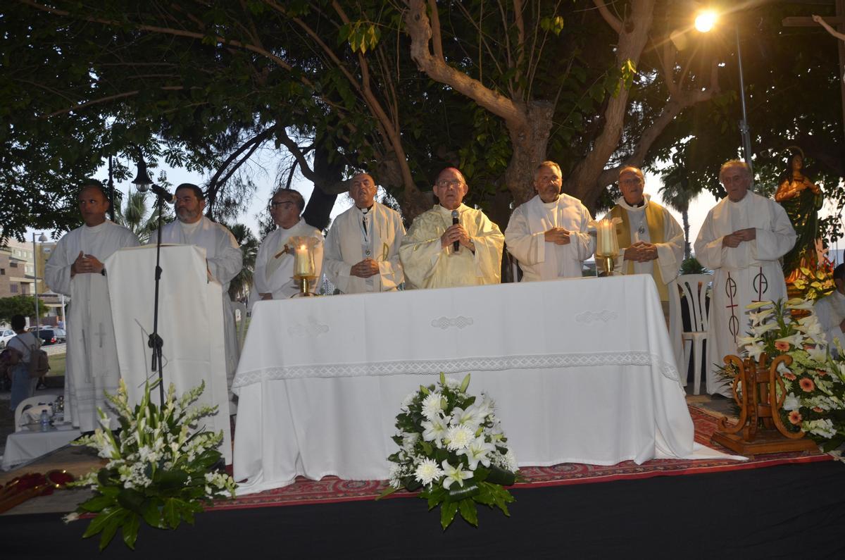 El obispo ha presidido la misa en los exteriores de la ermita tras realizar la procesión.
