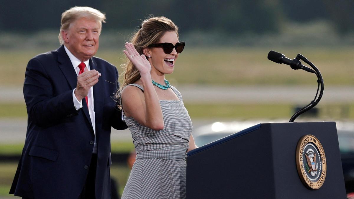 La asesora de la Casa Blanca Hope Hicks saluda cerca del presidente Donald Trump, durante un mitin de campaña en el Aeropuerto Internacional de Ocala