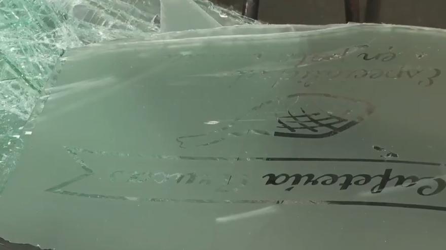 Así quedó la cafetería Arucas tras el intento de robo con alunizaje