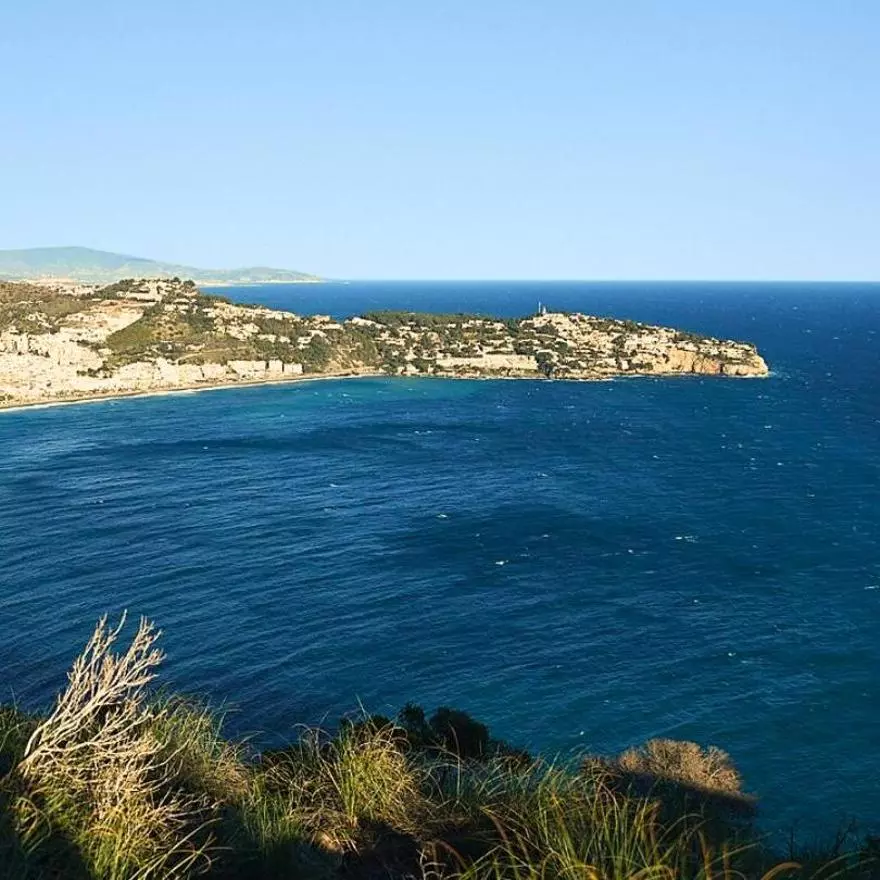 La playa de Granada que se ha convertido en la favorita de los ingleses: "Tiene aguas tranquilas y vistas panorámicas"
