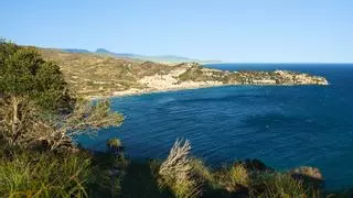 La playa de Granada que se ha convertido en la favorita de los ingleses: "Tiene aguas tranquilas y vistas panorámicas"