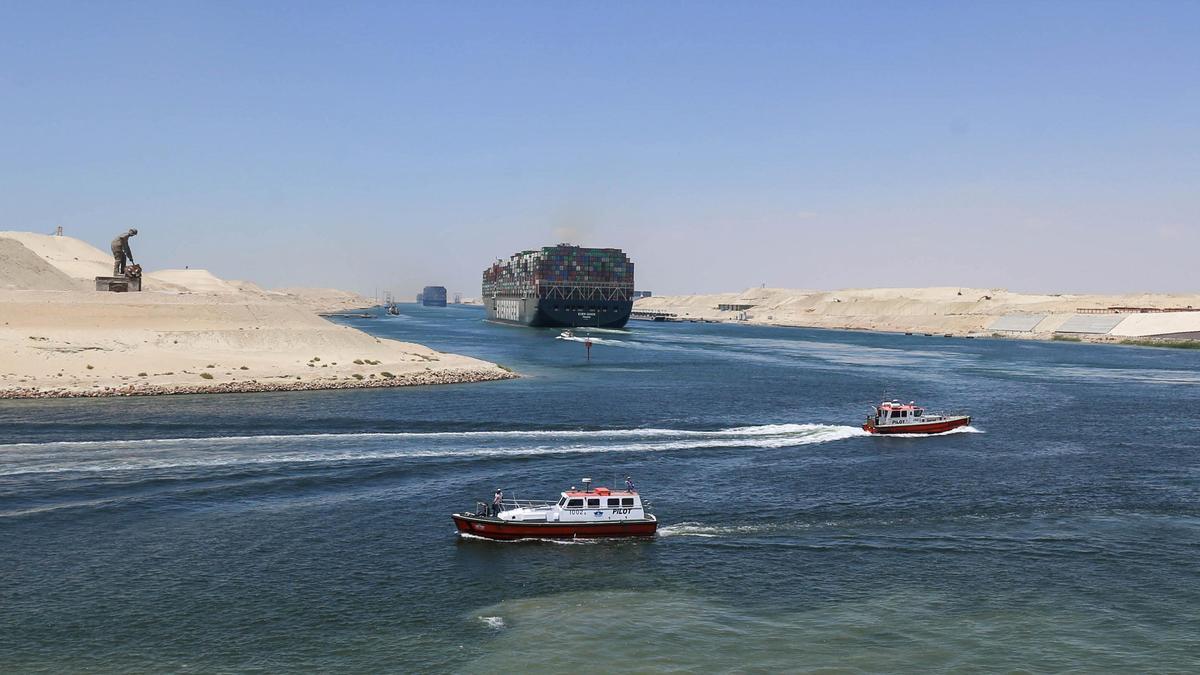 Un carguero, en el Canal de Suez en una imagen de archivo.