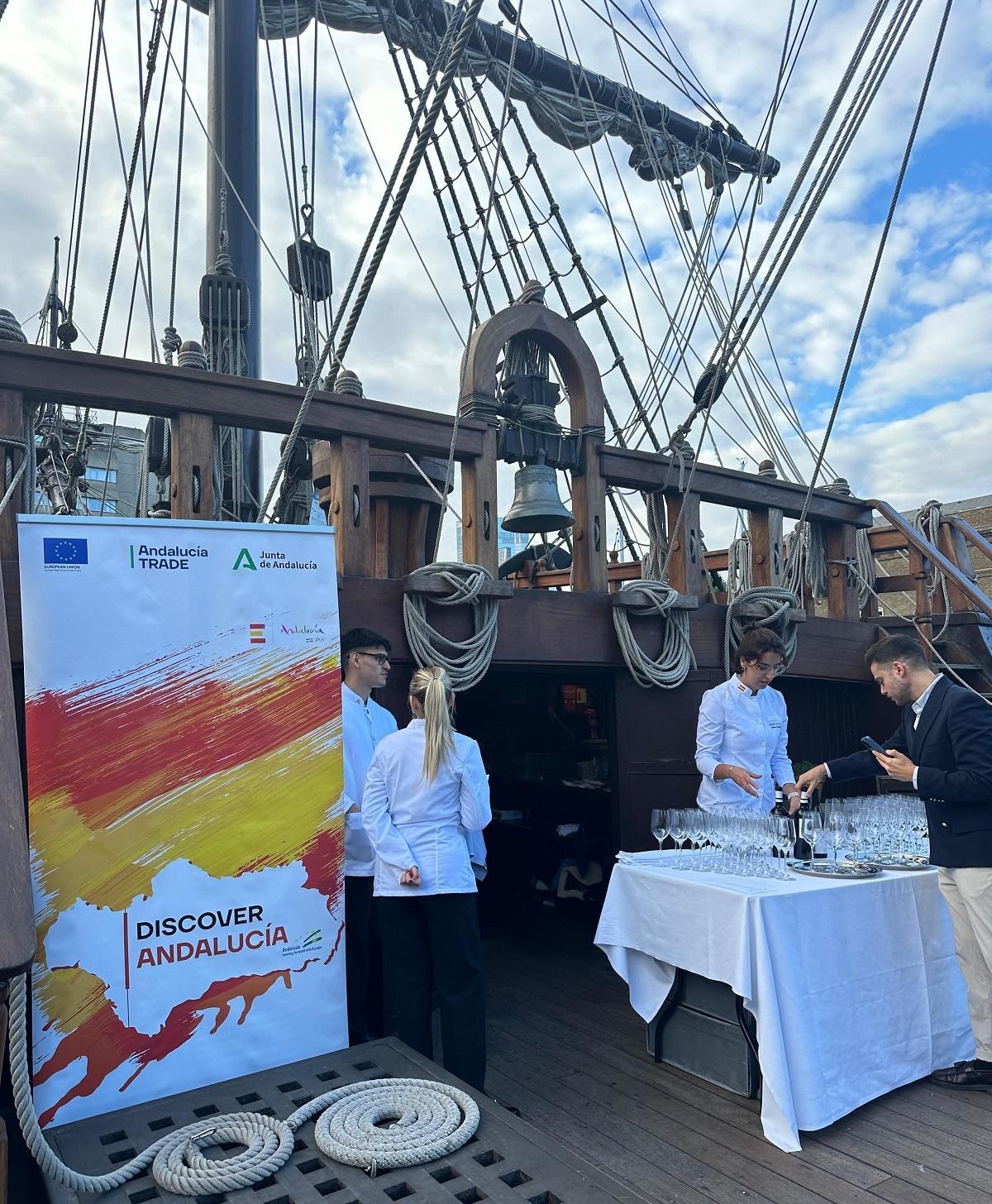 Preparativos para una de las recepciones en el galeón Andalucía.