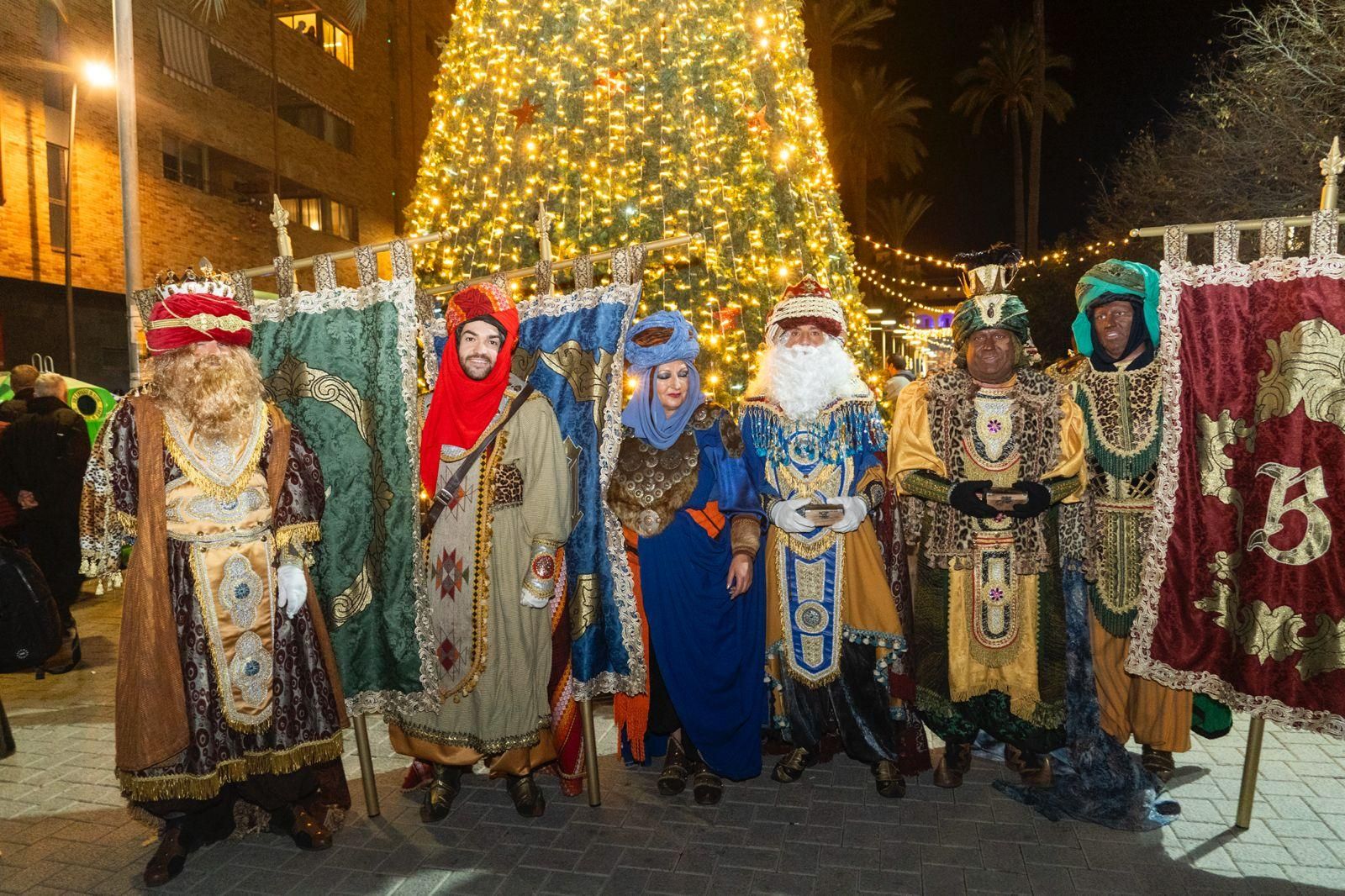 La Vila Joiosa recibe a los Reyes Magos por la puerta grande