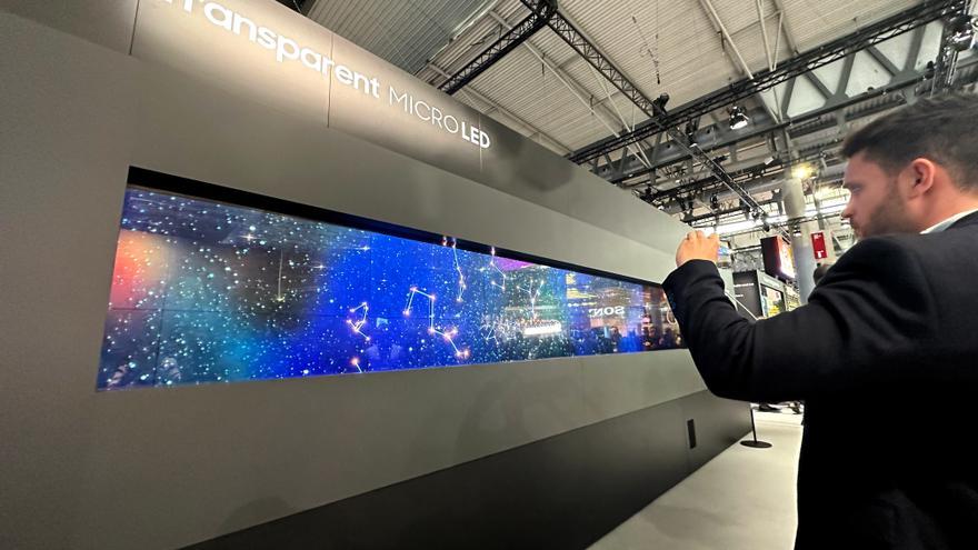La pantalla led transparent que Samsung que es troba a l'estand de la companyia a ISE i que mostra per primera vegada a Europa