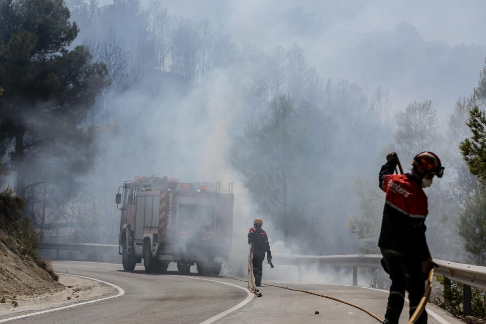 Los bomberos luchan contra el fuego en Guadalest