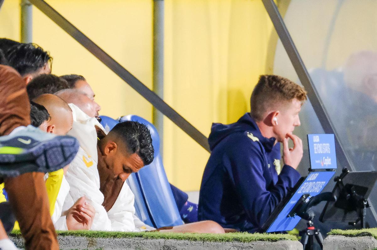 Viera, en el banquillo, junto a Mossa.