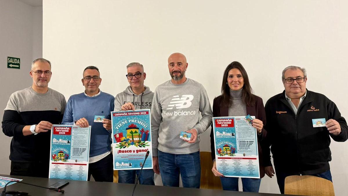 Acto de presentación de la campaña con el alcalde, concejales y representantes de la asociación del comercio.