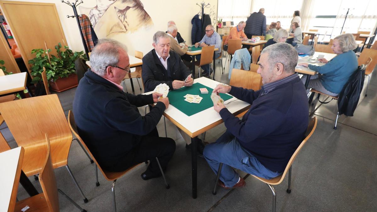 Germán Blasco y Pablo Román jugando a las cartas con un amigo.