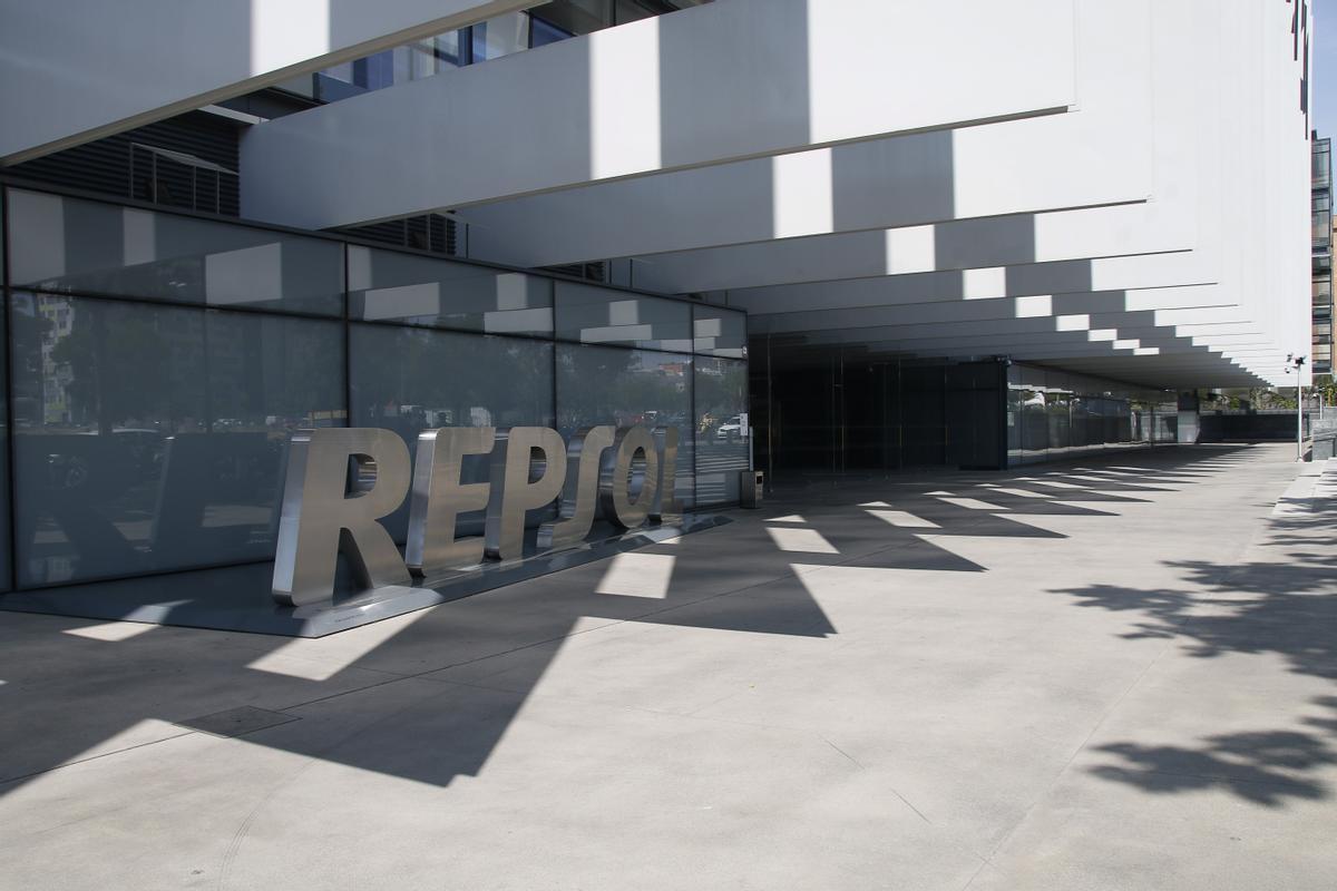 Entrada del edificio Repsol en Madrid.