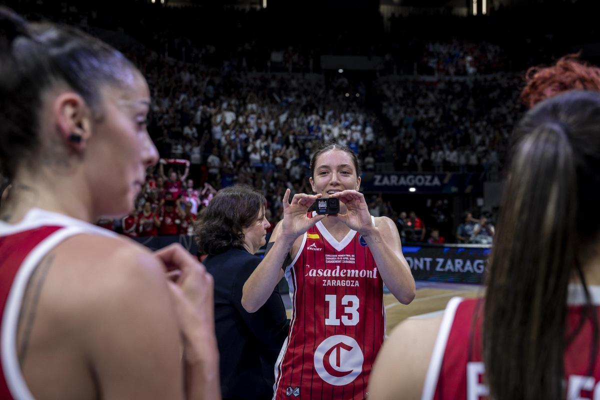 Helena Pueyo, haciendo una foto a sus compañeras al final de un duelo en la Final Six.