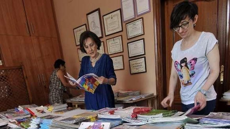 Voluntarias de &quot;Les Filanderes&quot; ordenan los libros de texto.