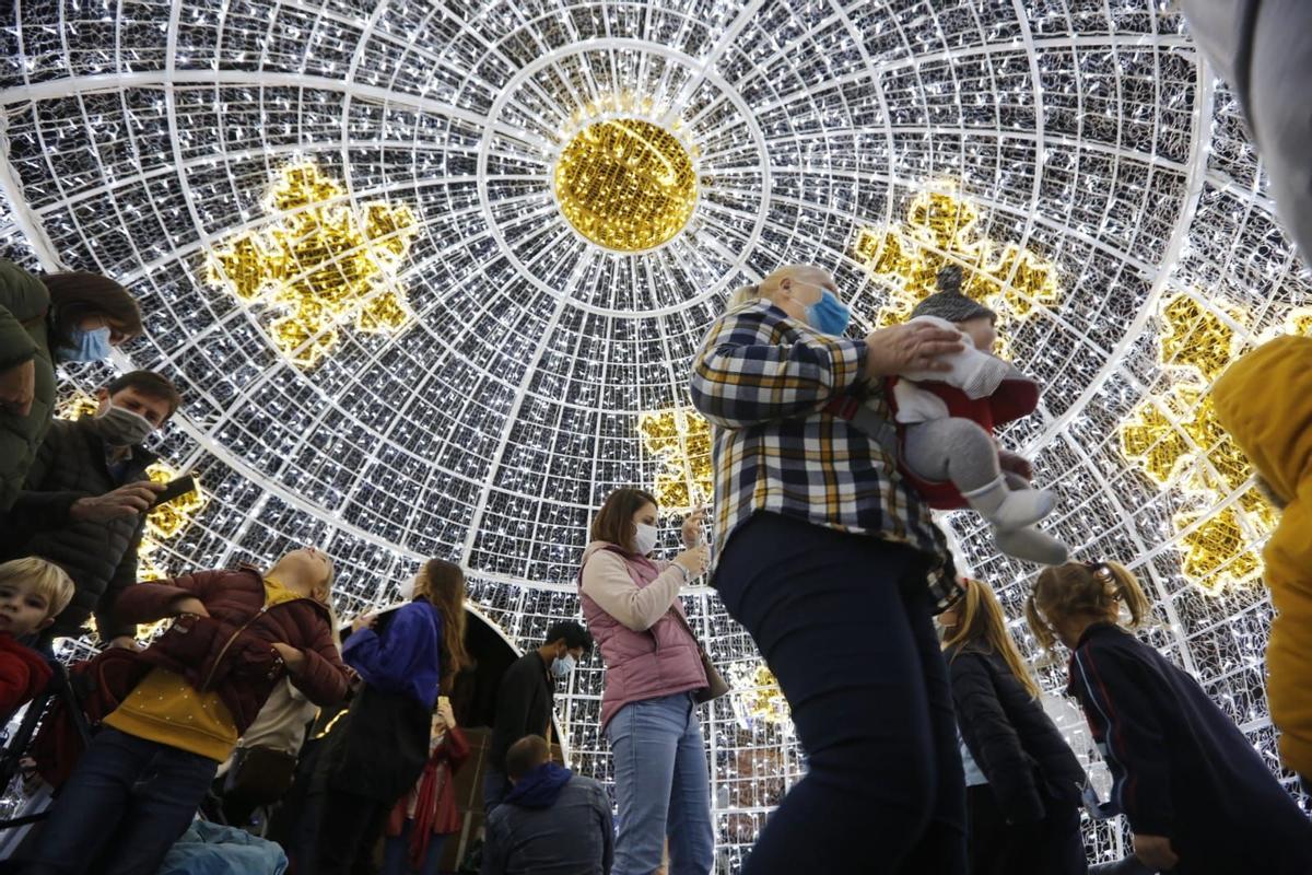 La bola gigante instalada en la plaza de la Montañeta en Alicante.