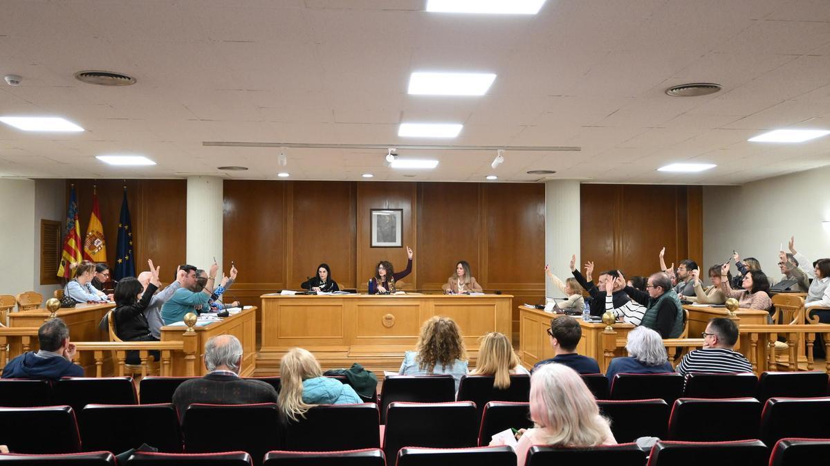 El pleno municipal de Quart de Poblet aprueba, con la abstención de Vox, solicitar más recursos materiales y humanos a la Conselleria de Justicia.