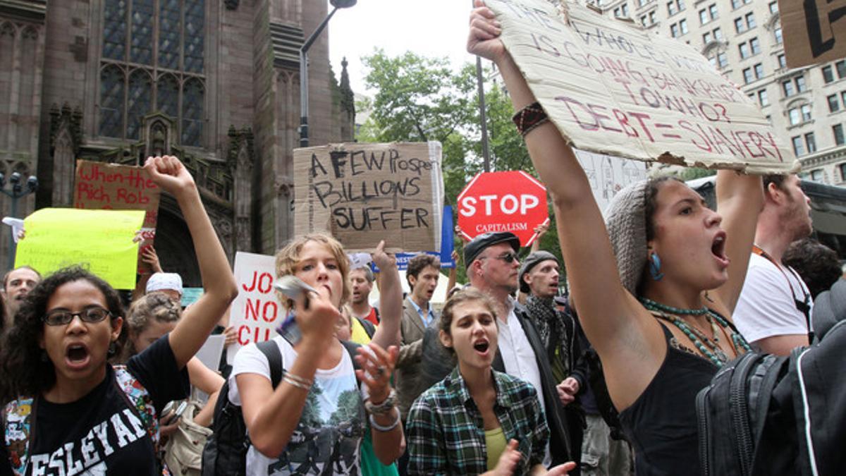 Manifestantes indignados por las calles de Nueva York