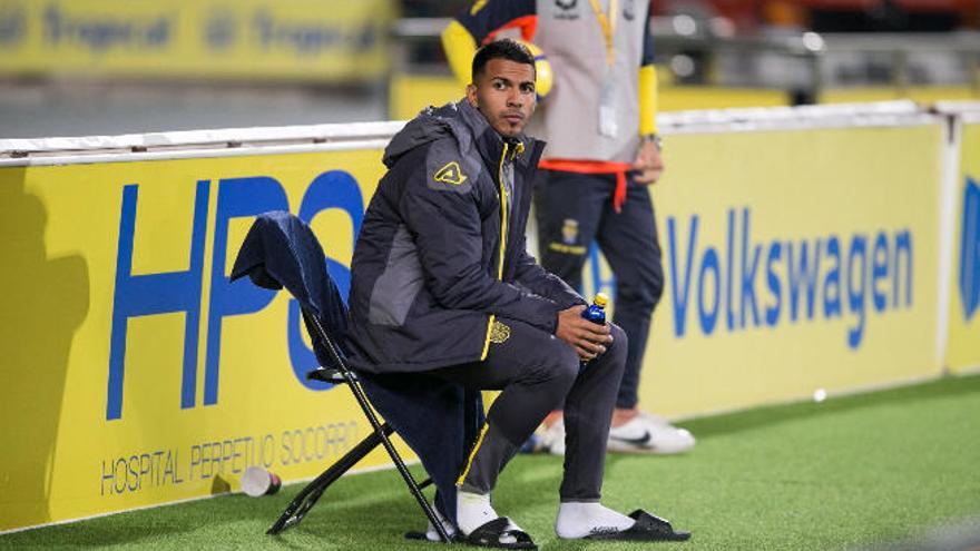 Jonathan Viera observa el partido tras ser sustituido.