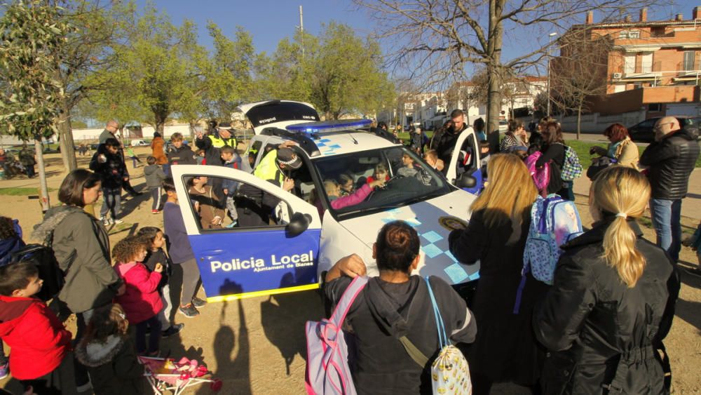 La Policia Local de Blanes ven escuts solidaris a l'escola Pinya de Rosa