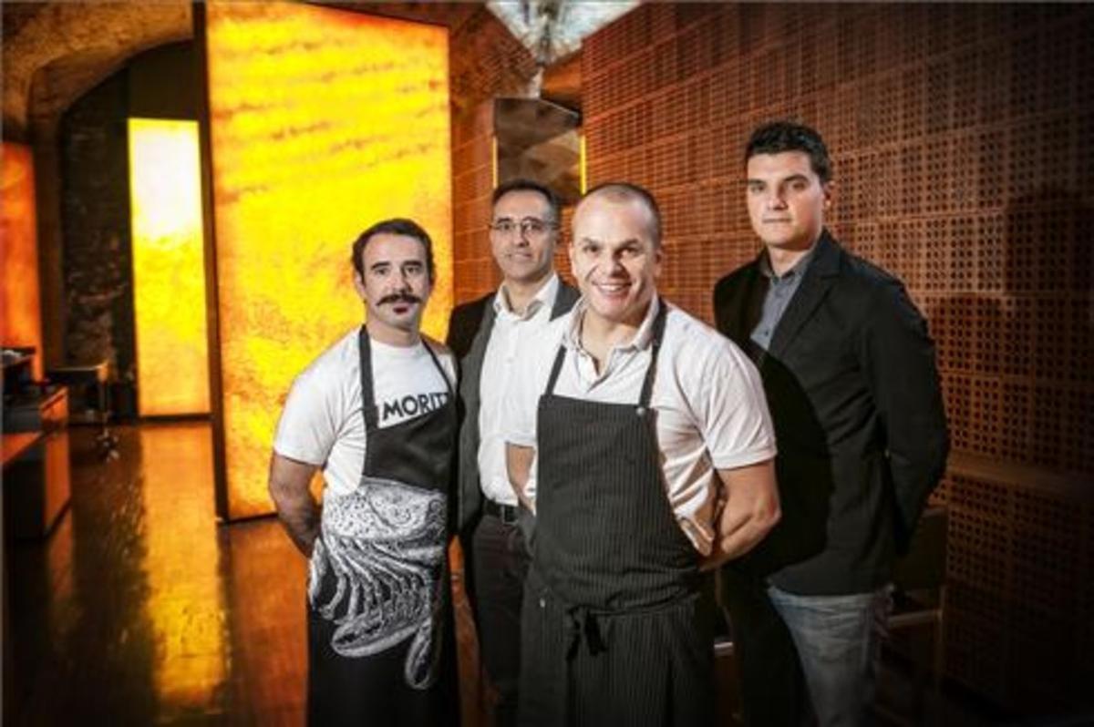 Jordi Vilà, en el centro, rodeado del equipo de Louis 1856. Foto: Joan Cortadellas