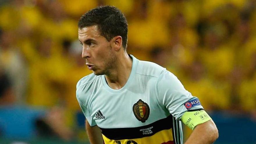 El belga Hazard conduce el balón en el partido ante Suecia.