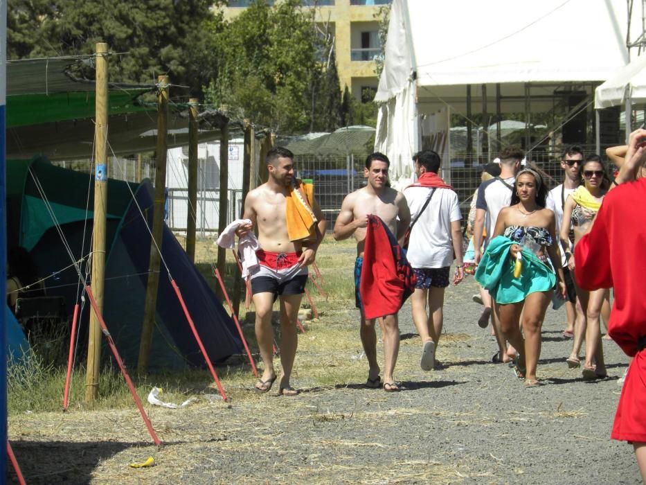 Los 'weekers', en las horas previas al inicio del festival de música de Torre del Mar.