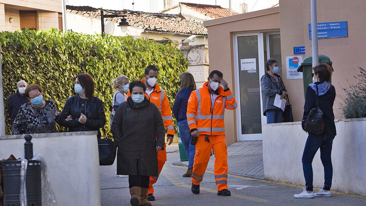 Varias personas caminan a la salida del Hospital de Ontinyent, en una imagen del pasado miércoles | PERALES IBORRA