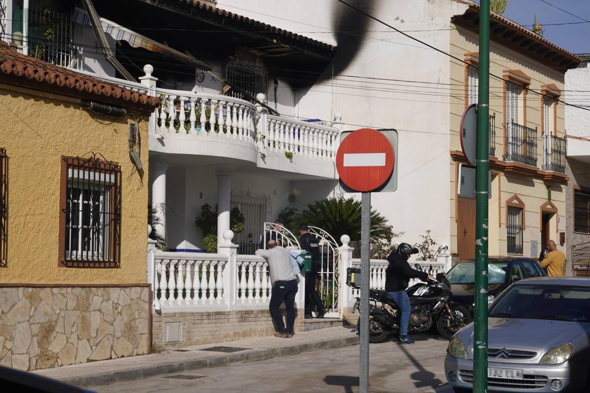 Agentes de la Policía Nacional, en la del Puerto De la Torre donde ha fallecido una mujer este miércoles.