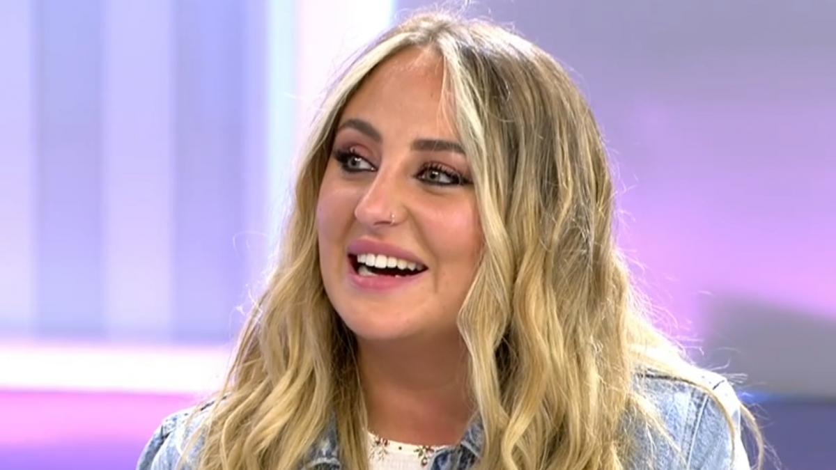 Rocío Flores lo confirma y publica una imagen besando a su madre, Rocío Carrasco: "Una etapa feliz"