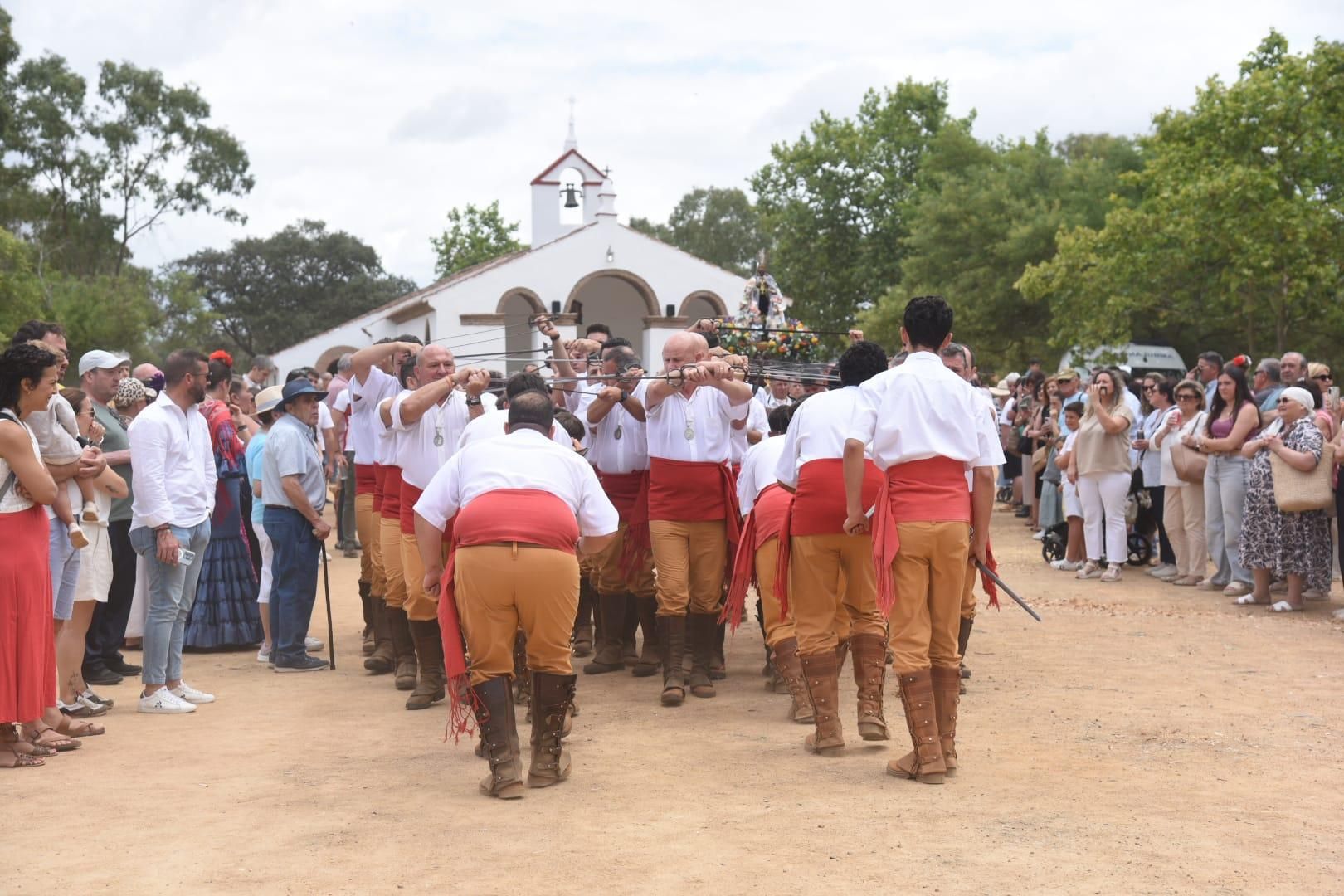 Obejo celebra su tradicional Danza de las Espadas en honor de San Benito