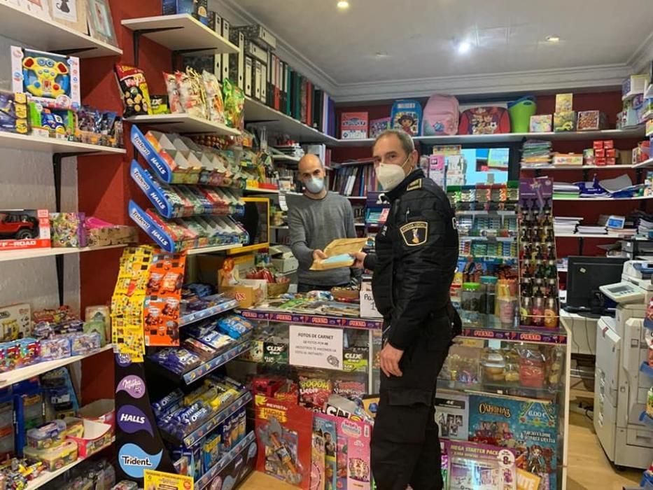 Reparto de mascarillas en la calle y en establecimientos de Godella.