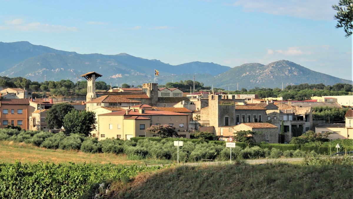 Capmany amb l&#039;Albera com a teló defons