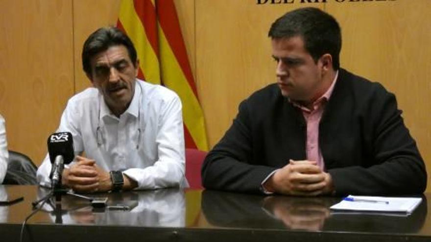 Eudald Picas (esquerra) amb Joan Manso, ahir en la seva compareixença pública al Consell Comarcal del Ripollès.