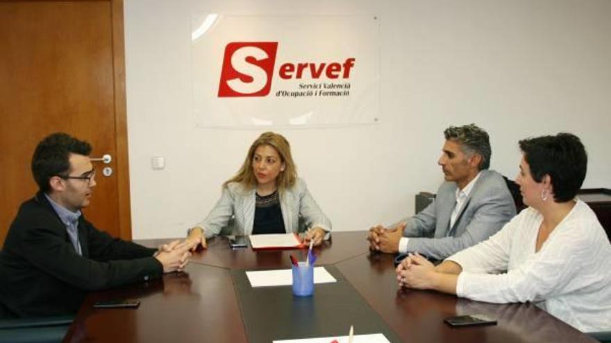 El alcalde y la directora del Servef estudian un plan de empleo