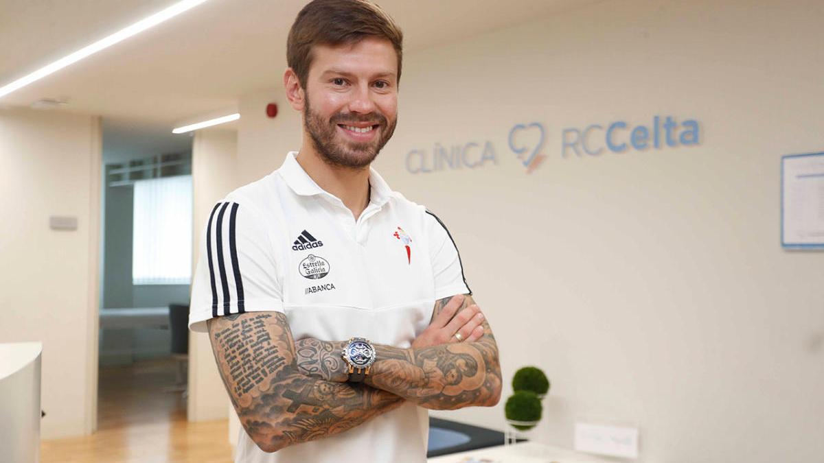 Smólov, ex del Celta, luce uno de sus relojes recién llegado a Vigo