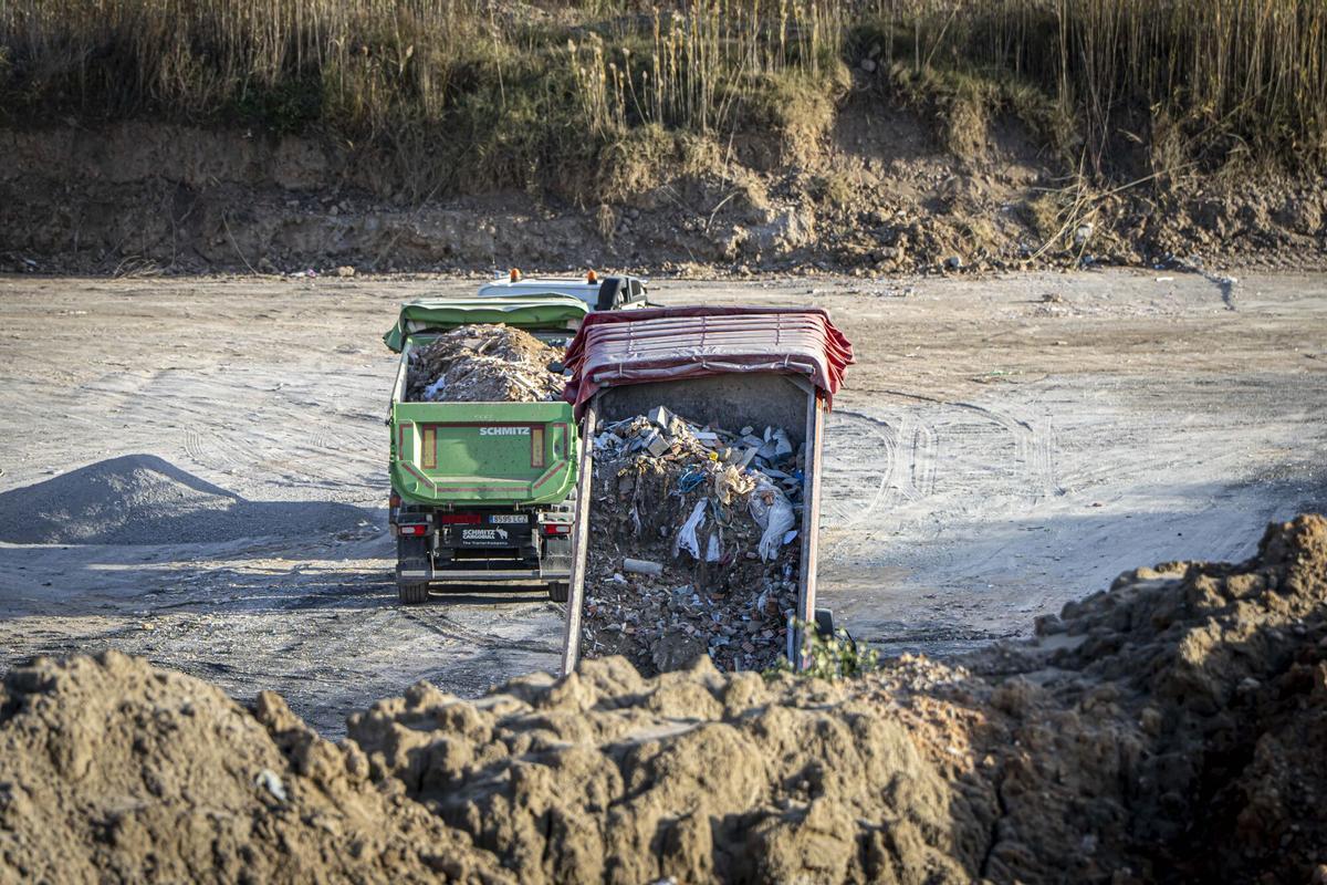 La jutge cita més d’una quinzena d’investigats per la trama corrupta de l’abocador de Seva